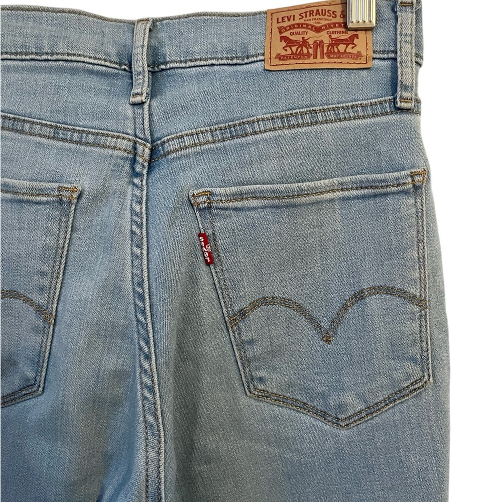Levi's Women's 724 High-Rise Slim Straight Jeans Medium Wash Size 27 - Picture 4 of 6